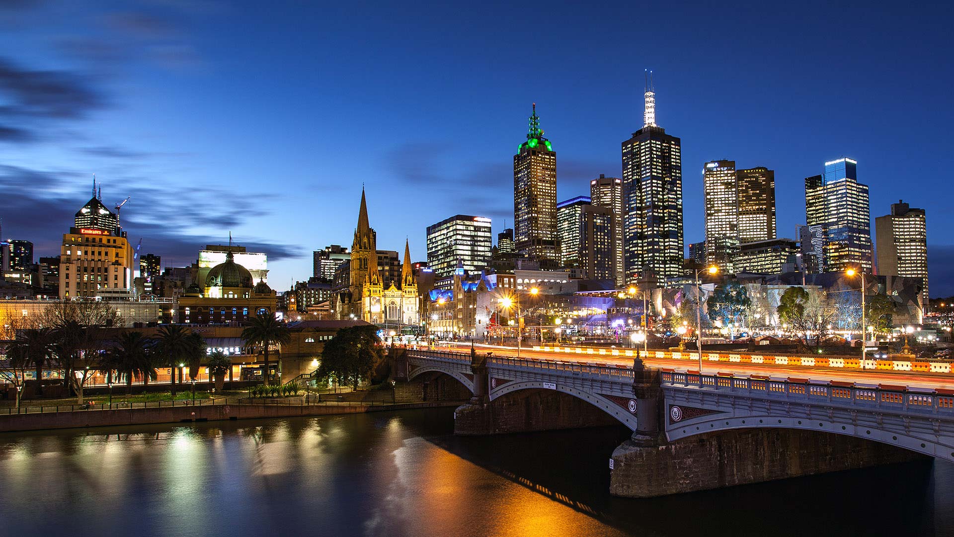 Melbourne skyline and Yarra River at night.