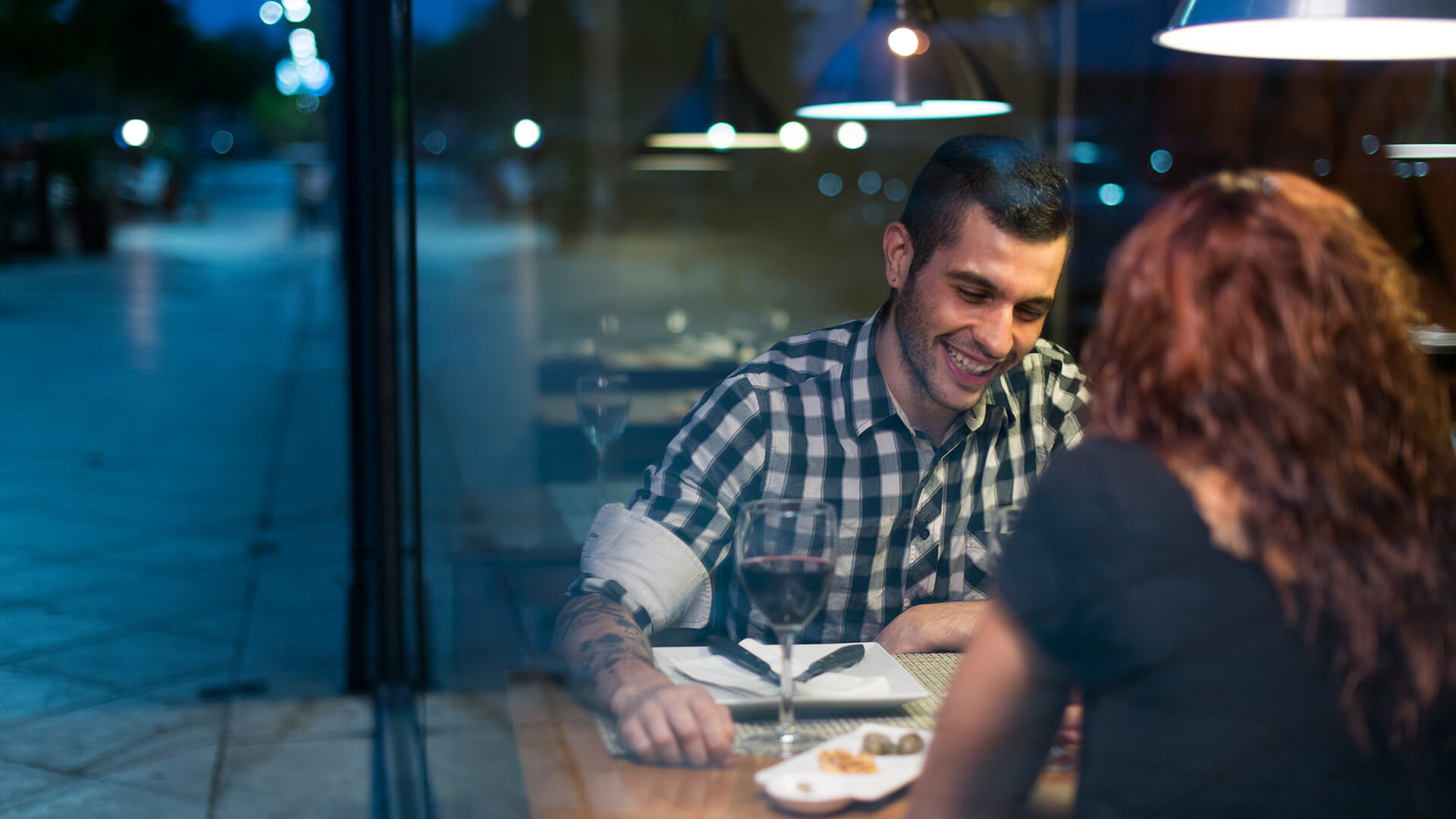 Italien Dating symbolized by a single man who is enjoying his date with a single woman in a restaurant