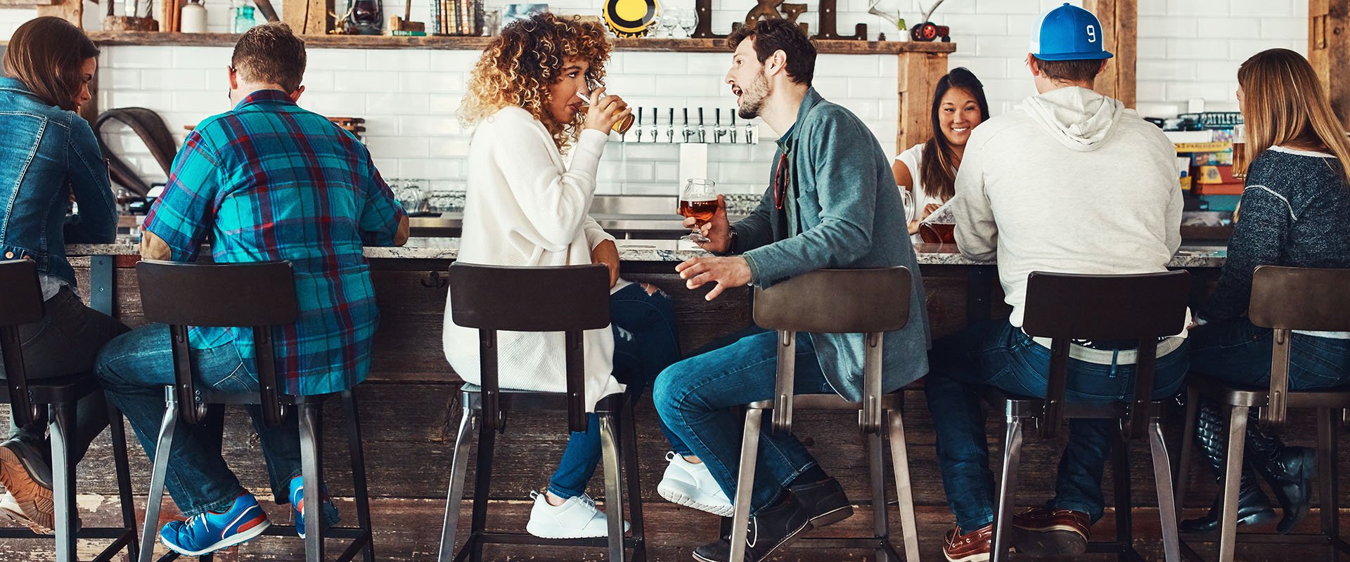 Man and woman sitting together in a bar and talking as symbol for dating rules