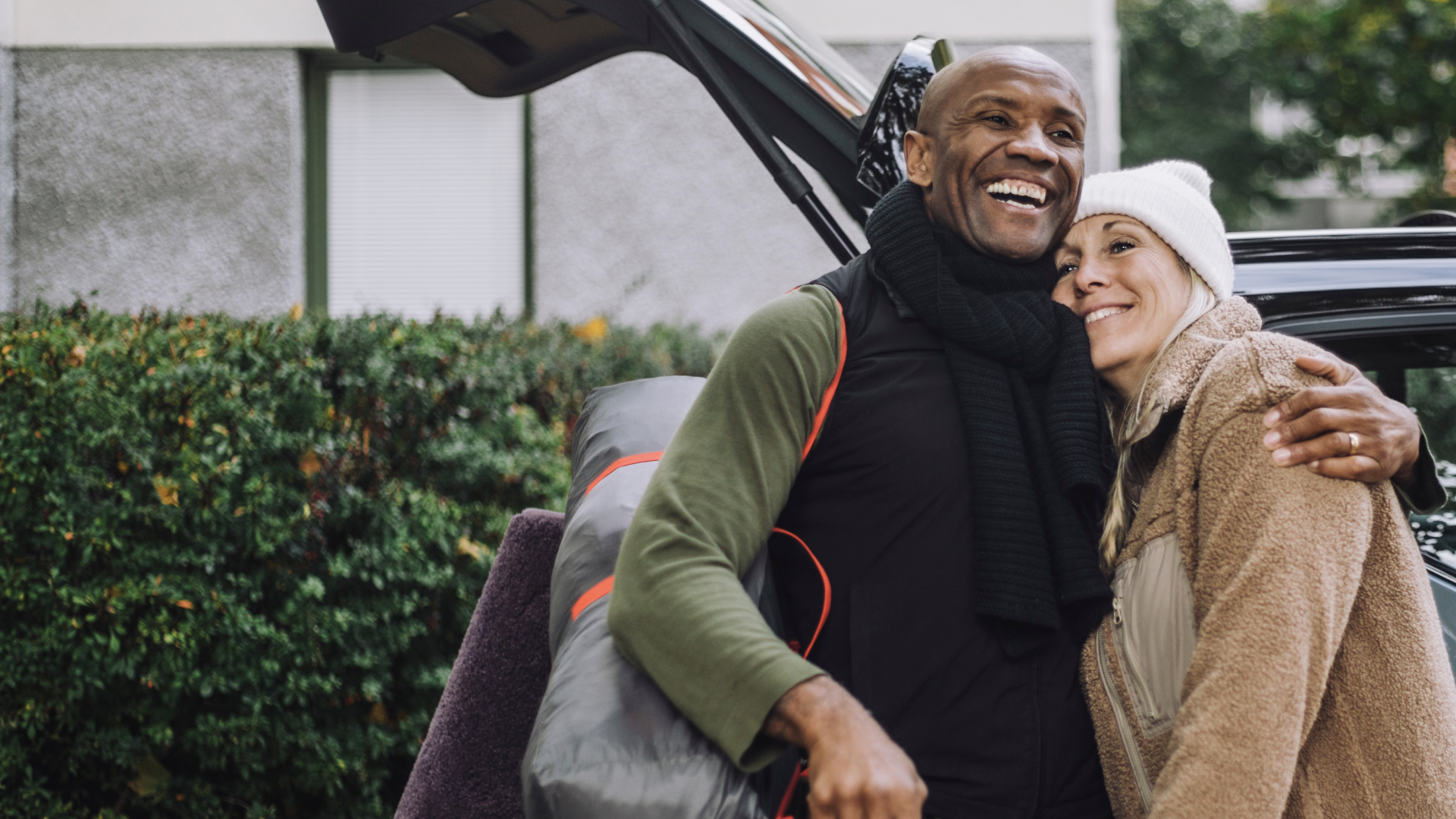 Woman and man laughing as example for interracial dating